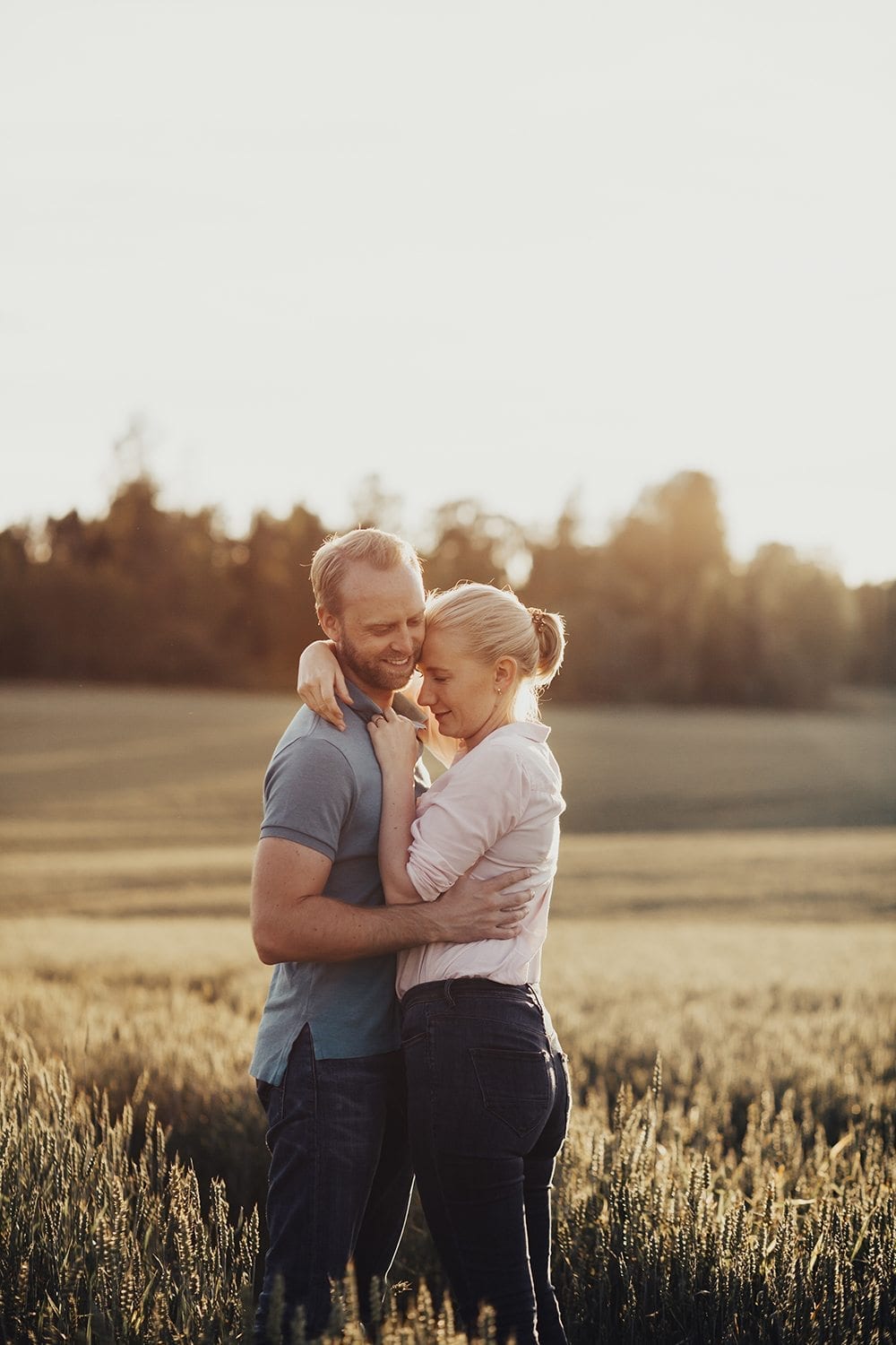 An engagement photoshoot in Norway during sunset golden hour