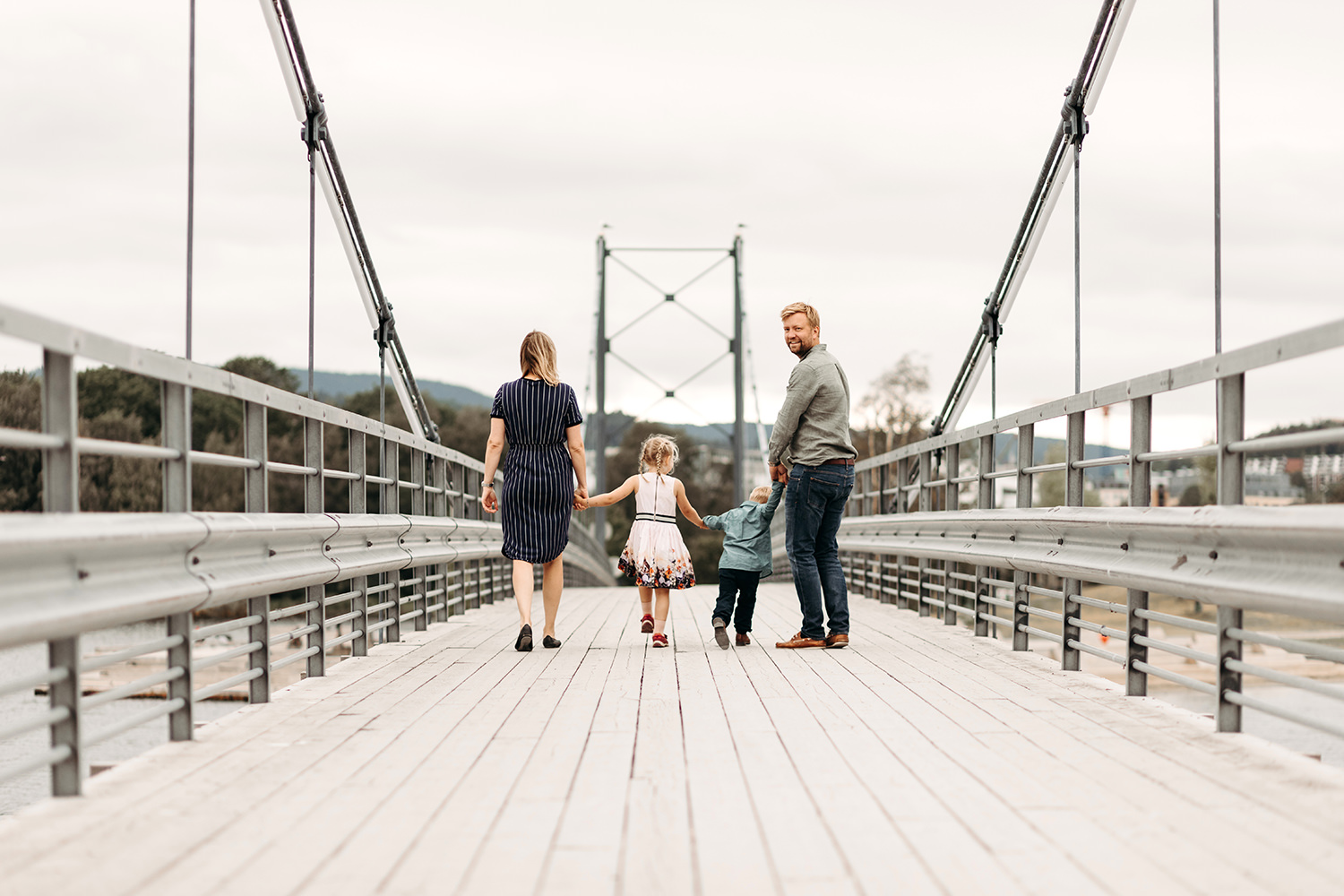 Een gezin wandelt tijdens een gezinsfotoshoot buiten