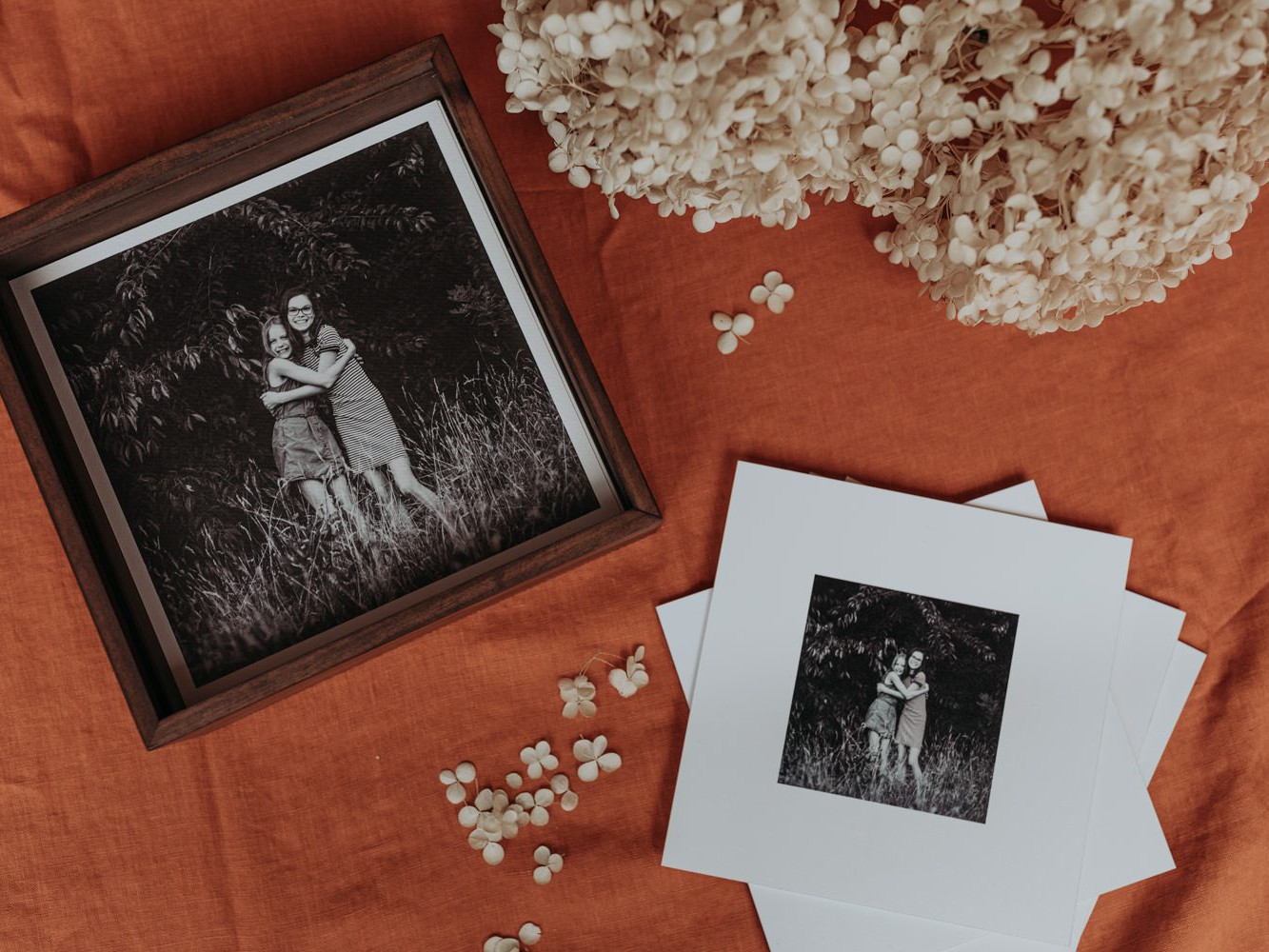 Houten vitrine doos met fotoprints op een oranje achtergrond