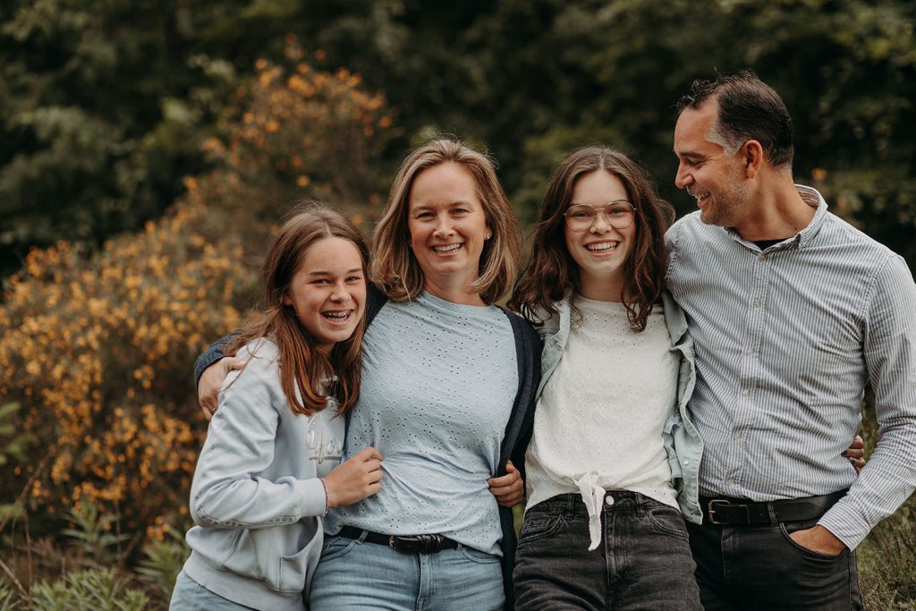 foto van een gezin van vier voor een artikel met kledingtips fotoshoot
