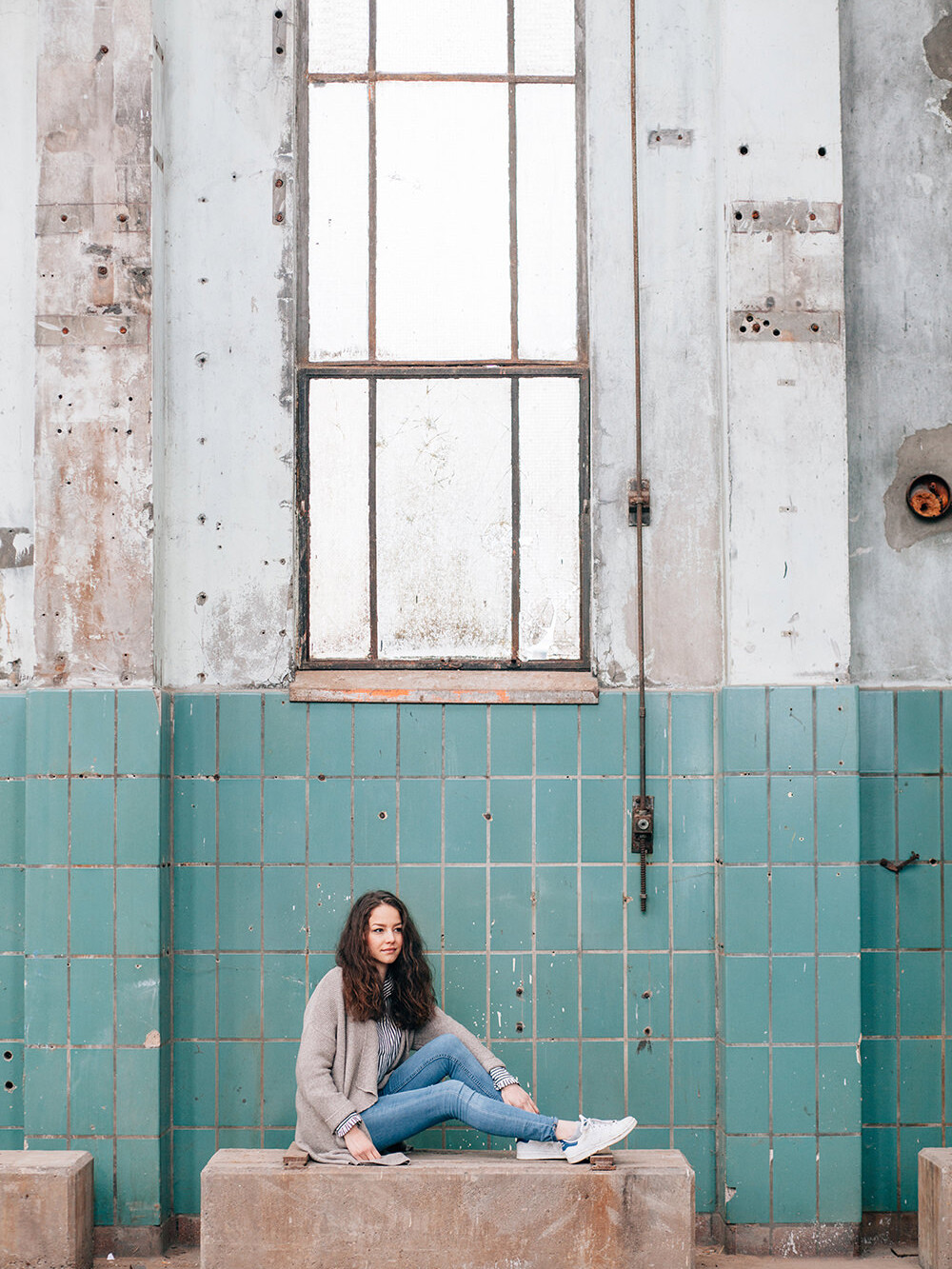 Portret van mooie vrouw met lang bruin haar in industriele omgeving tijdens een Lifestyle portret fotoshoot in de Krachtcentrale Huizen