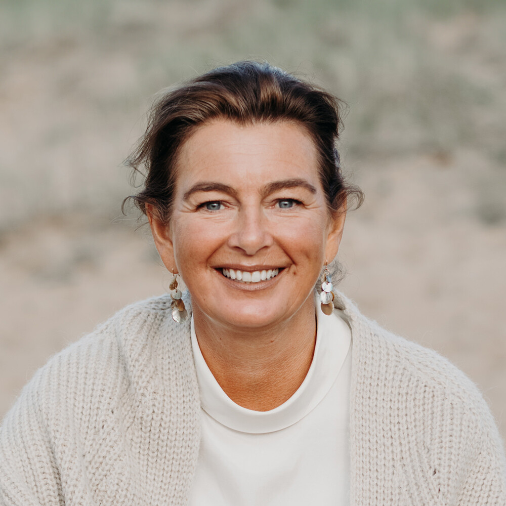 Lifestyle portret van vrouw in witte kleren in de duinen voor personal branding