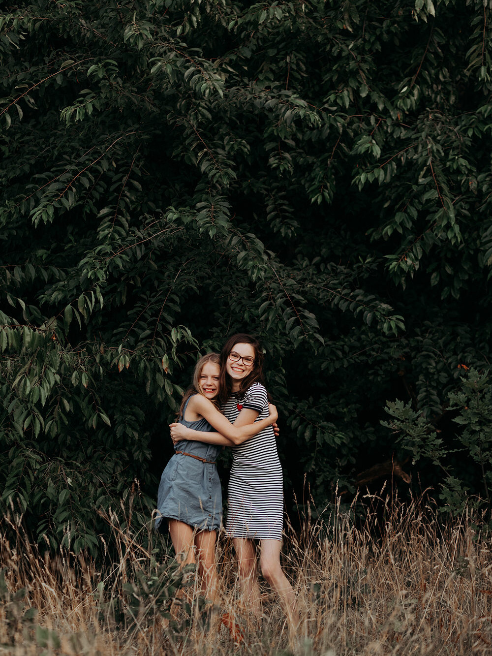 foto van twee lachende vriendinnen in Huizen tijdens een vriendinnen fotoshoot