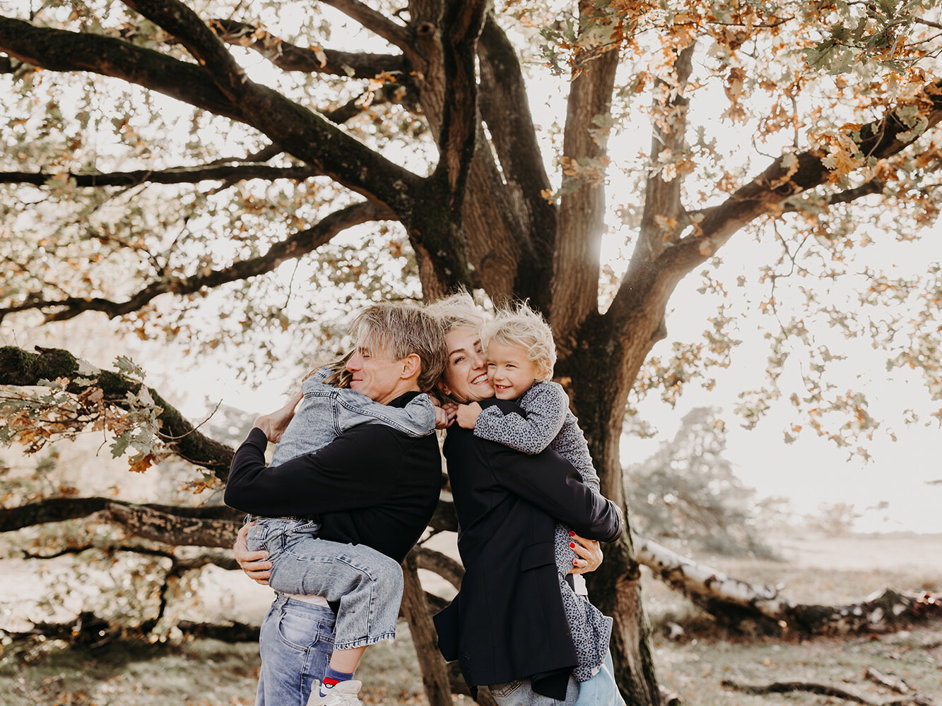 Gezin van vier tijdens een herfst mini fotoshoot in Huizen met Picturelyspoken