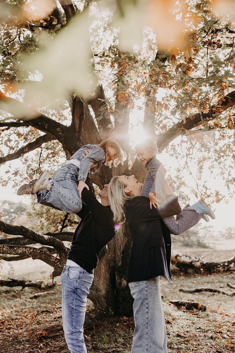 Gezin van vier tijdens een herfst mini fotoshoot in Huizen met Picturelyspoken in Huizen