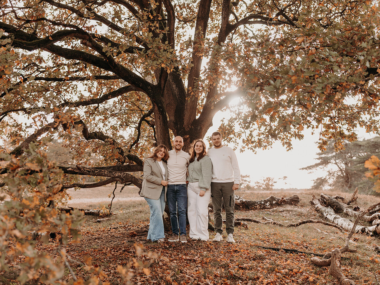 Gezin van vier tijdens een herfst mini fotoshoot in Huizen met Picturelyspoken