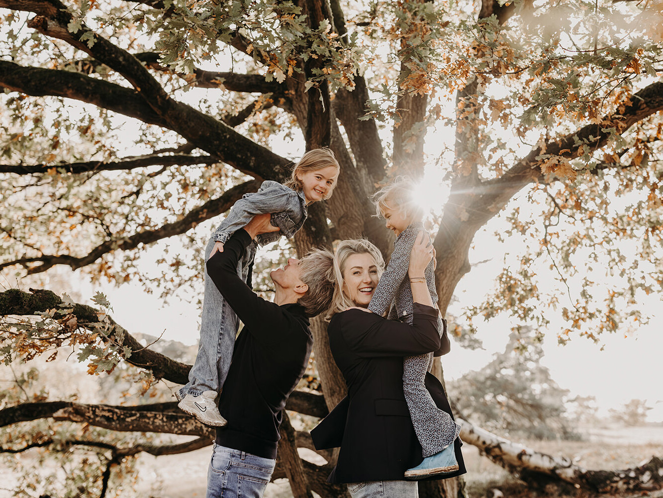 Gezin van vier tijdens een herfst mini fotoshoot in Huizen met Picturelyspoken in Huizen