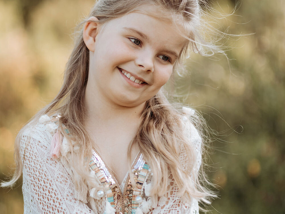 foto van een jong meisje in jurk op buiten locatie op een mini fotoshoot met Picturelyspoken