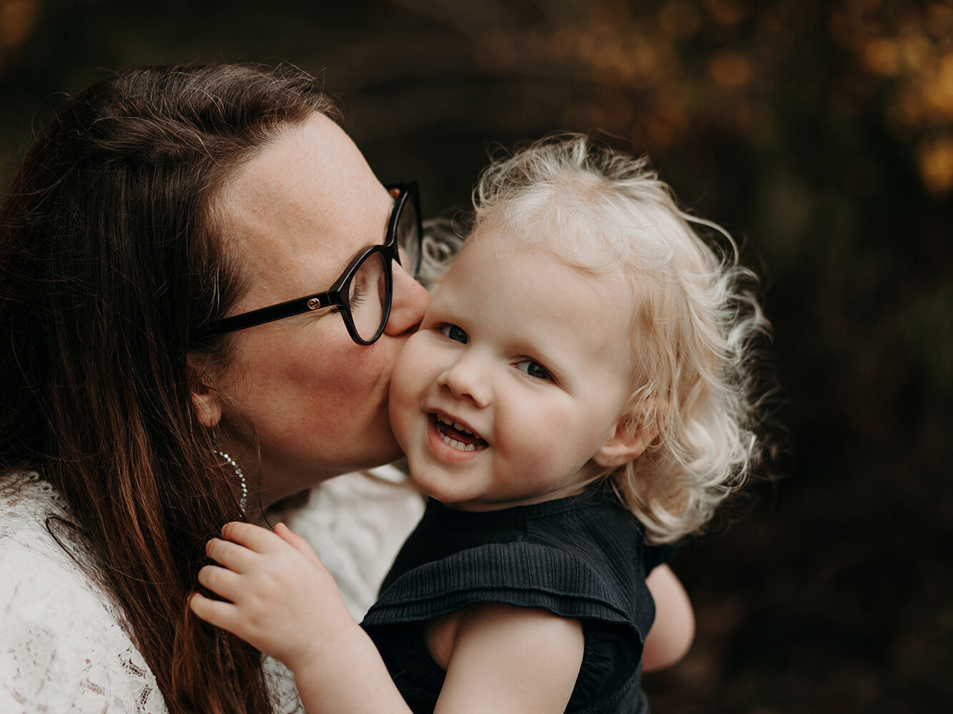 foto van moeder en dochter op buiten locatie op een mini fotoshoot