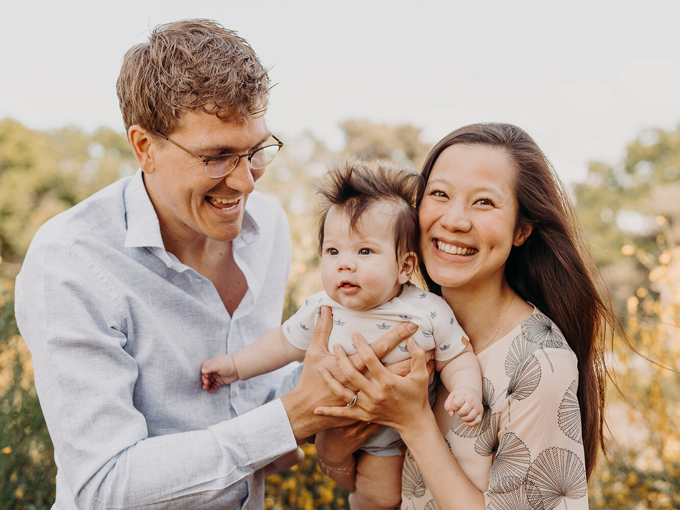 jong gezin met baby op buiten locatie op een lente mini fotoshoot met Picturelyspoken in Huizen