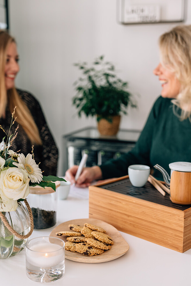 klantengesprek ter voorbereiding schoonheidssessie gemaakt tijdens een personal branding fotoshoot