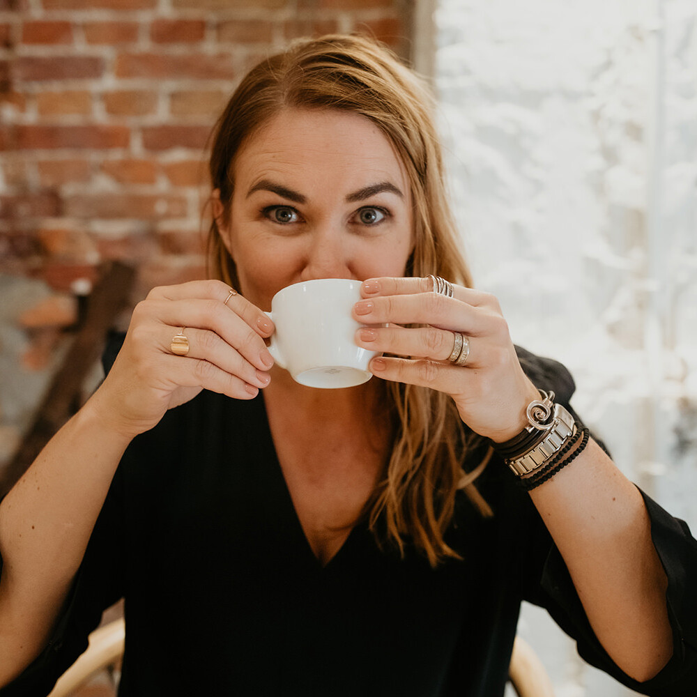 portret van een vrouw die koffie drinkt tijdens een personal branding fotoshoot