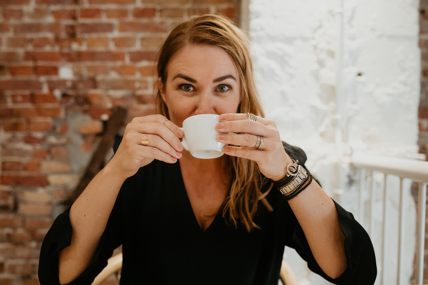 portret van een vrouw die koffie drinkt tijdens een personal branding fotoshoot