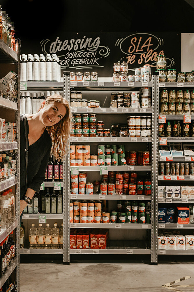 portret van vrouw in een supermarkt tijdens een personal branding fotoshoot