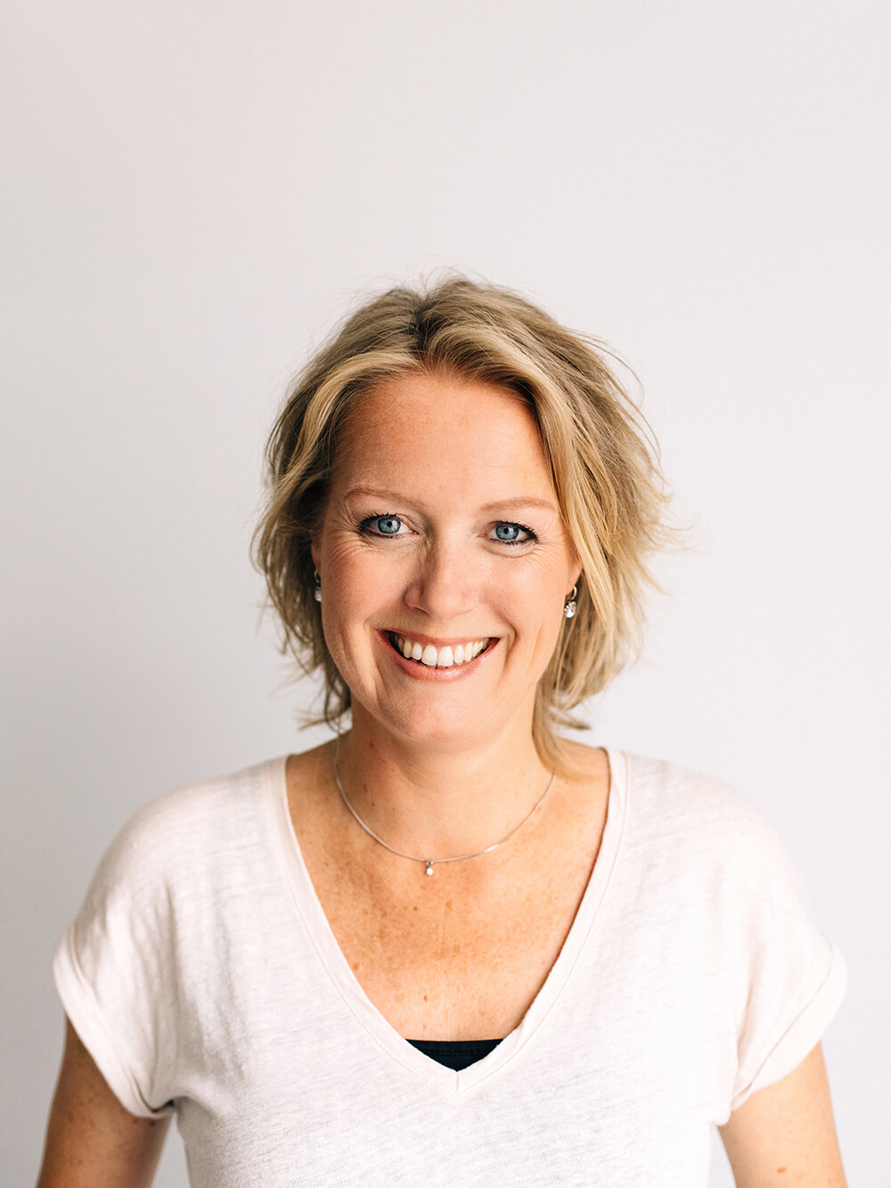 Zakelijke portret van een glimlachende vrouw met een witte achtergrond